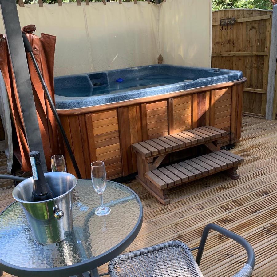 Bedrock Lodge Winterbourne Exterior foto